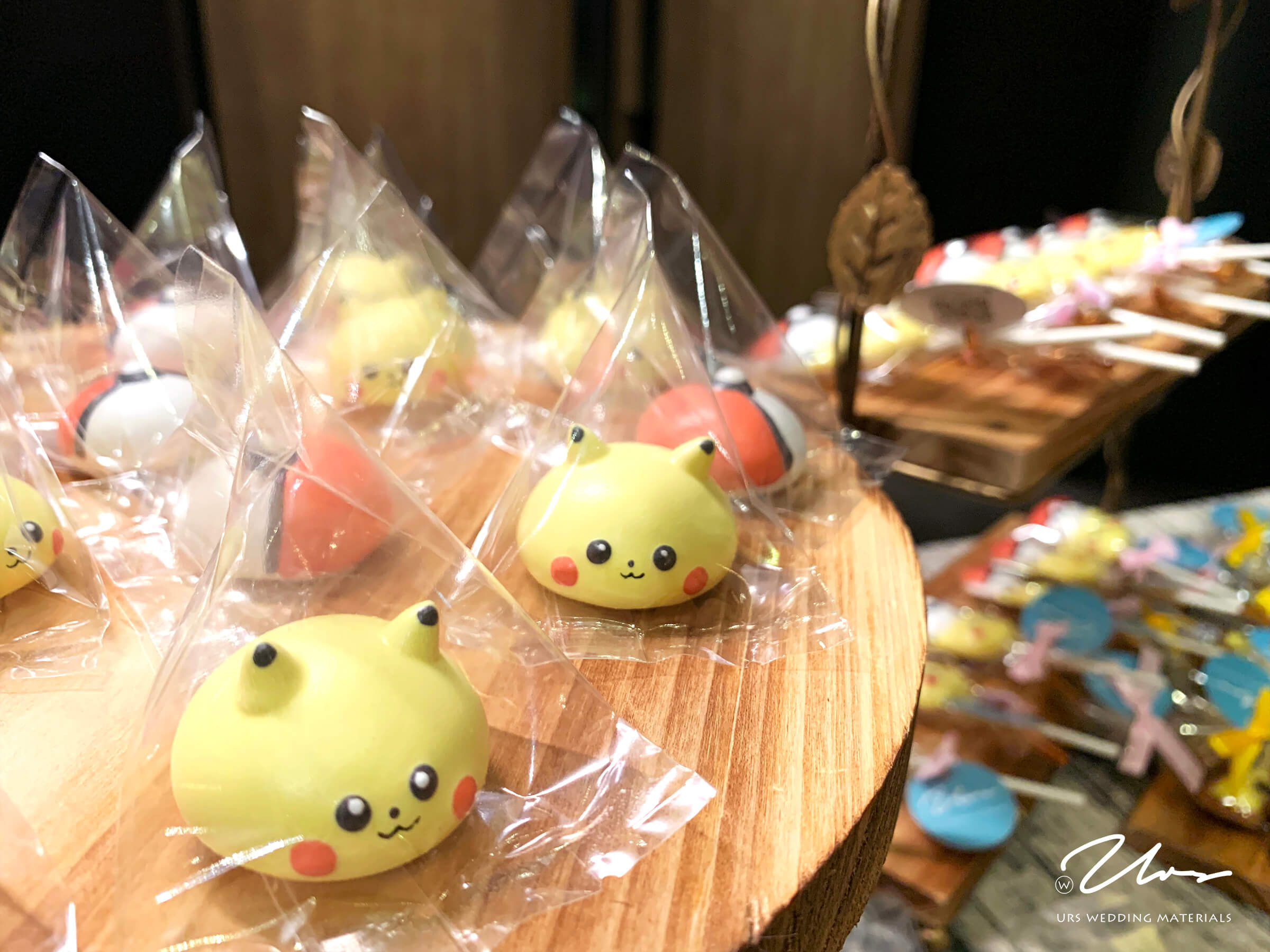 皮卡丘,寶可夢,神奇寶貝,甜點桌,Candybar,婚禮簽名筆,簽到筆,簽名筆,客製化婚禮小物,客製product婚禮小物,婚禮小物,實用婚禮小物,推薦婚禮小物,熱門婚禮小物,創意婚禮小物,高雄婚禮小物,高雄婚禮佈置,台南婚禮佈置,屏東婚禮佈置,愛麗絲婚禮佈置,米奇婚禮佈置,婚禮佈置背板
